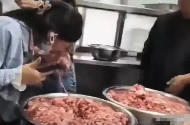 食材多人被处理更多细节曝光细思极恐AG真人地址后续！江西学校员工脚踩