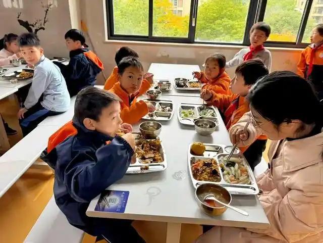 食材多人被处理更多细节曝光细思极恐AG真人地址后续！江西学校员工脚踩(图3)