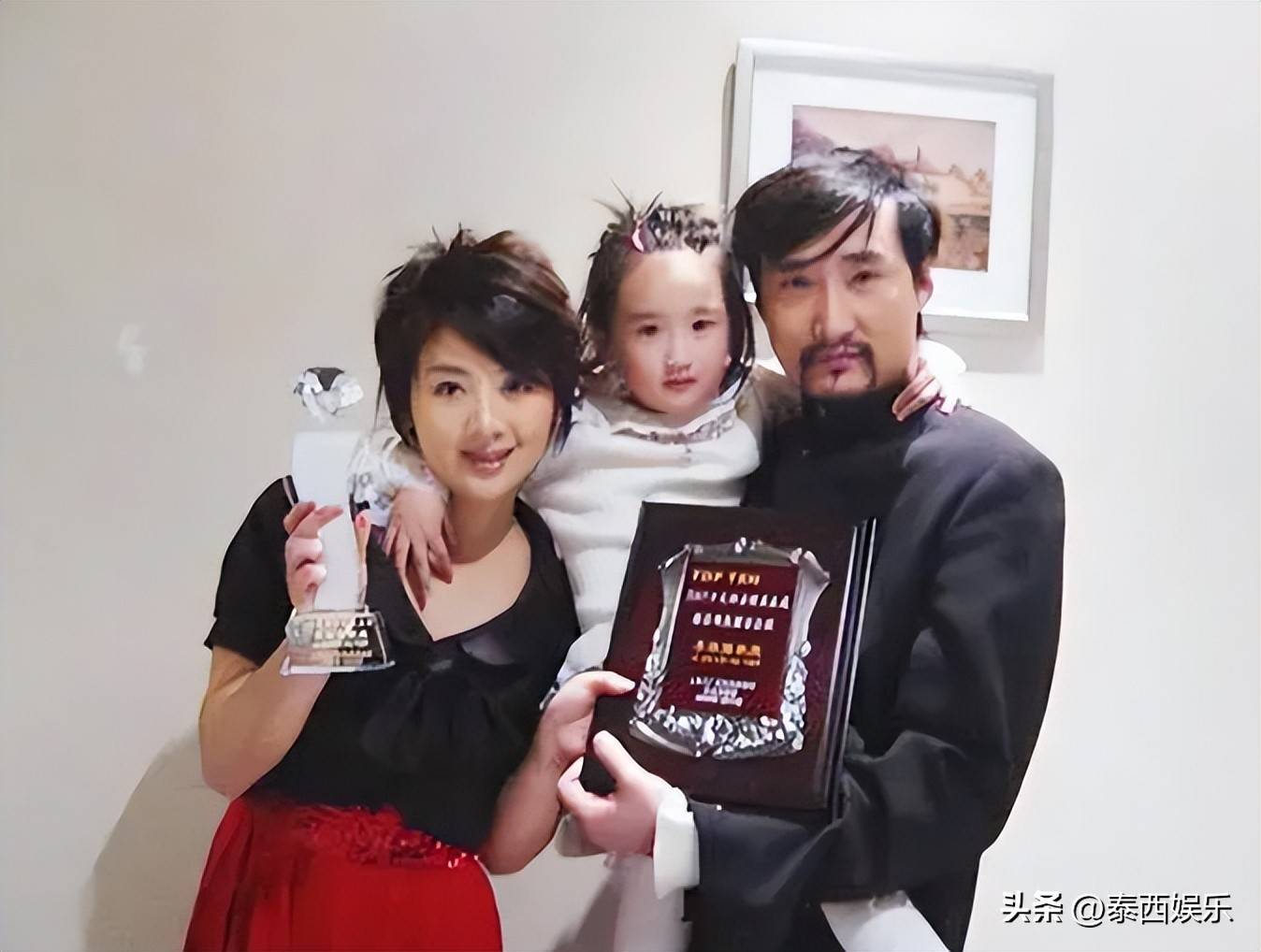 机场男方高大帅气李琳体态臃肿被嘲像两代人AG真人百家家乐APP李琳夫妻牵手现身(图16)