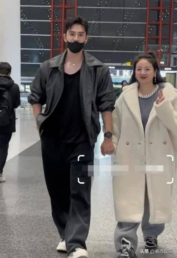 机场男方高大帅气李琳体态臃肿被嘲像两代人AG真人百家家乐APP李琳夫妻牵手现身(图7)
