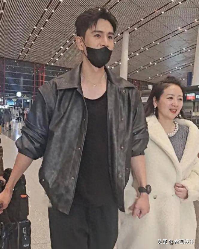机场男方高大帅气李琳体态臃肿被嘲像两代人AG真人百家家乐APP李琳夫妻牵手现身(图9)