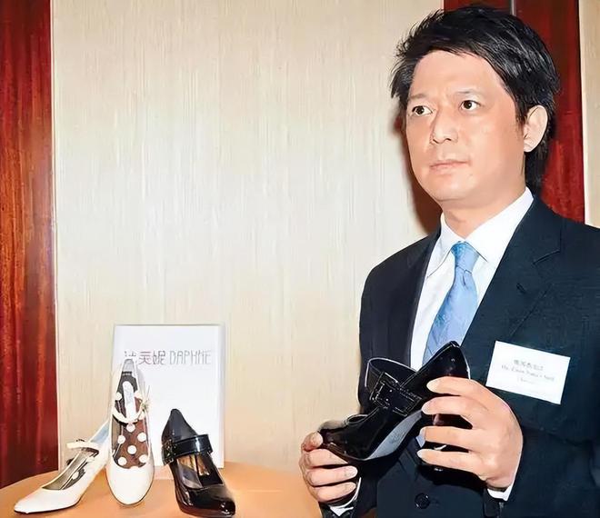 落关6000家店亏40亿都是红颜祸水AG真人旗舰厅“一代鞋王”达芙妮没(图2)