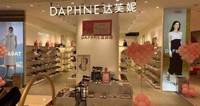 落关6000家店亏40亿都是红颜祸水AG真人旗舰厅“一代鞋王”达芙妮没(图14)