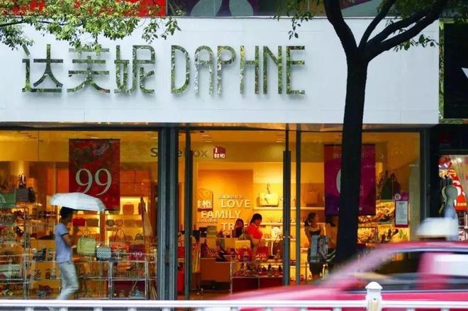 落关6000家店亏40亿都是红颜祸水AG真人旗舰厅“一代鞋王”达芙妮没(图16)